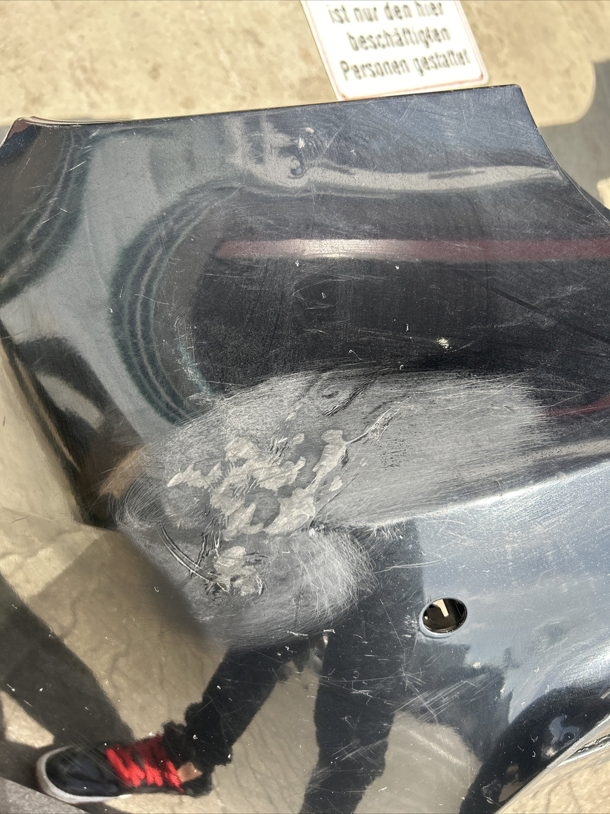 F30 bagkofanger – synlige lakskader, revner i overfladen og tidligere slibespor
