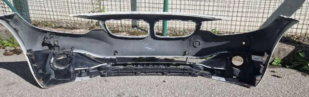 BMW F33 Cabriolet – hvide for- og bagkofangerskaller med tilbehør, samlet sæt – originalfoto 2; faktisk stand og medfølgende indhold