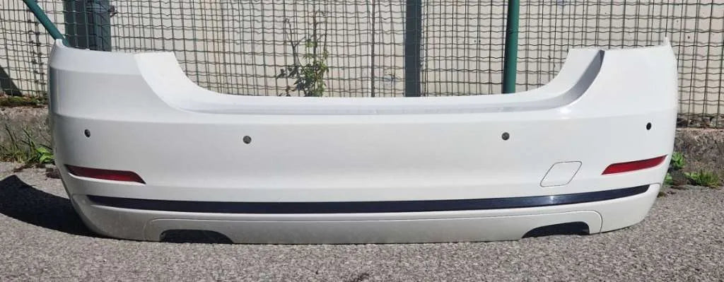 BMW F33 Cabriolet – hvide for- og bagkofangerskaller med tilbehør, samlet sæt – originalfoto 3; faktisk stand og medfølgende indhold