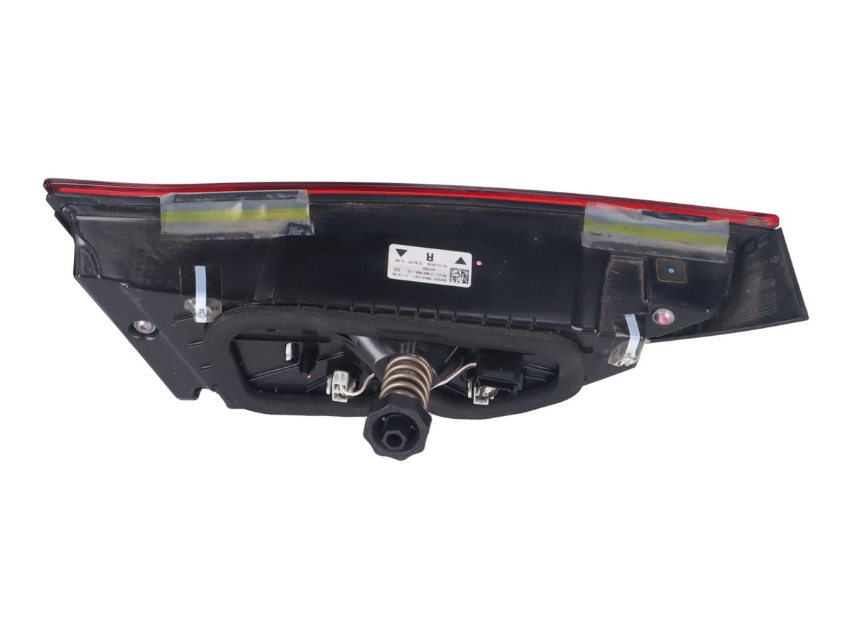 BMW F40 – højre indre baglygte Low med ridser, 63217450650-13 – originalfoto 3