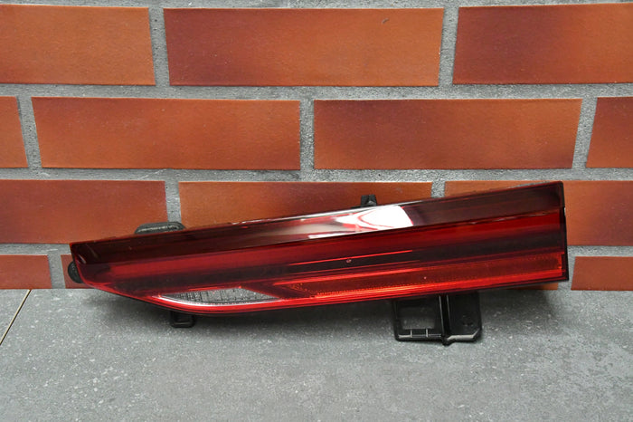BMW X6 G06 LCI – højre indvendig LED-baglygte ECE, 7421118