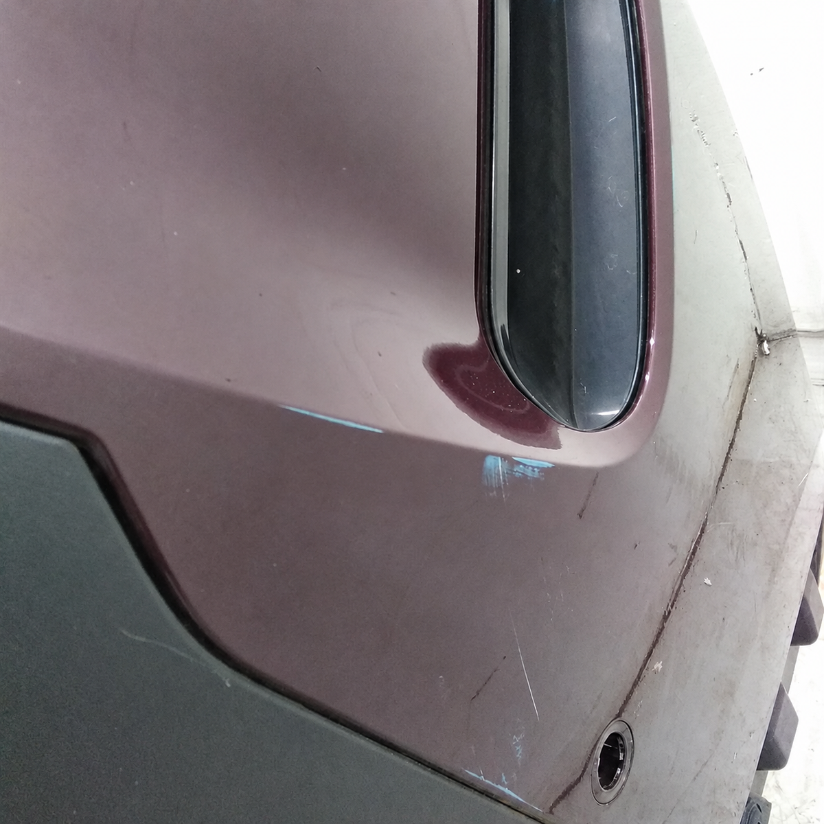 BMW G06 X-Line bagkofanger – detalje med synlige lakskader
