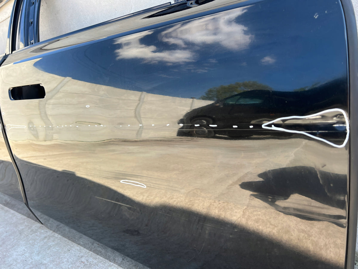 BMW 7-serie G70 – højre fordør, sort – bar dør med markerede skader – foto 3