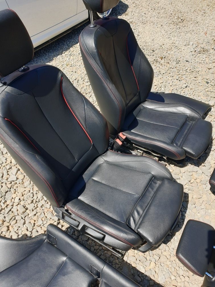 BMW F20 – sorte læder-sportssæder med røde detaljer, for- og bagsæt – konkret del, billede 4