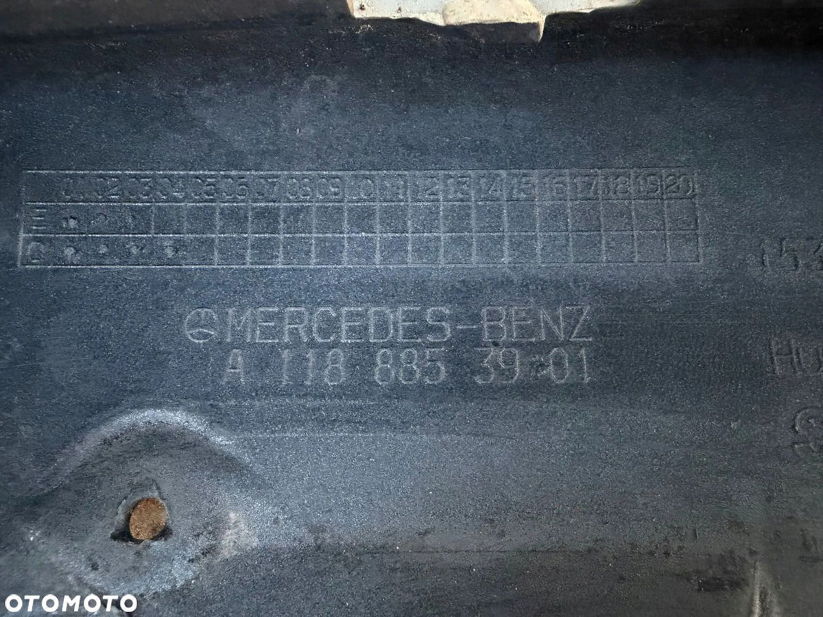 Mercedes-Benz prægning A1188853901 på den konkrete kofangerskal
