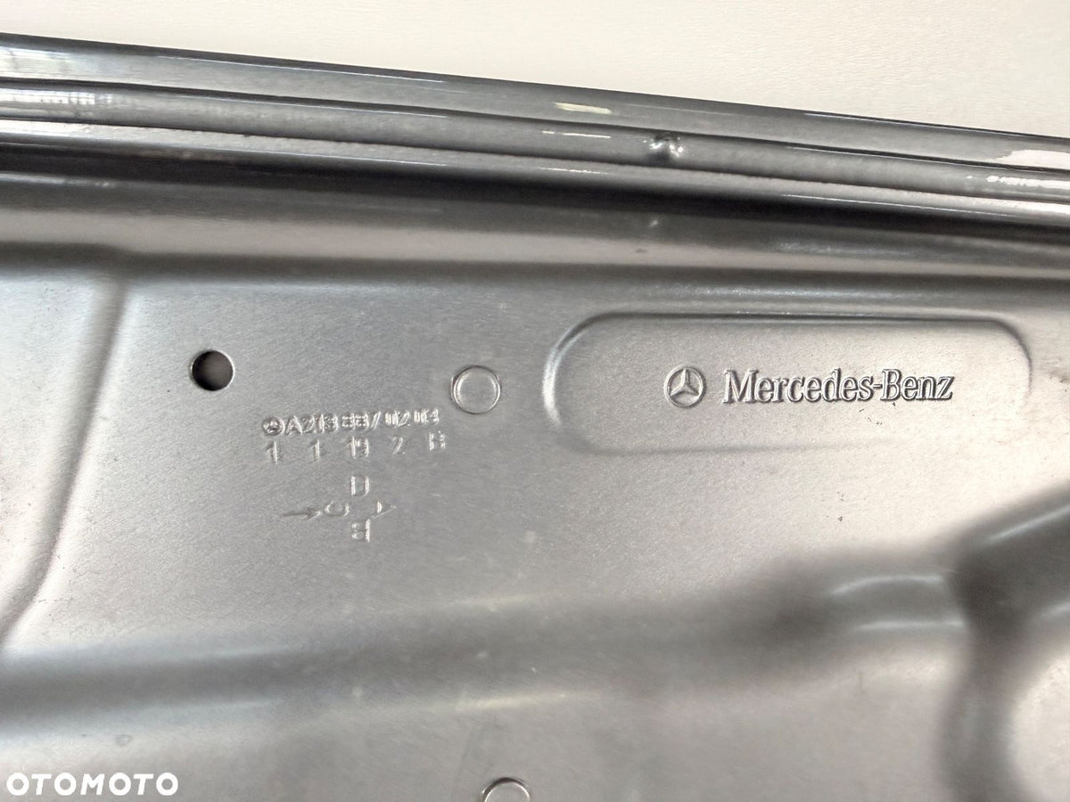 Mercedes-Benz-prægning på den konkrete motorhjelm