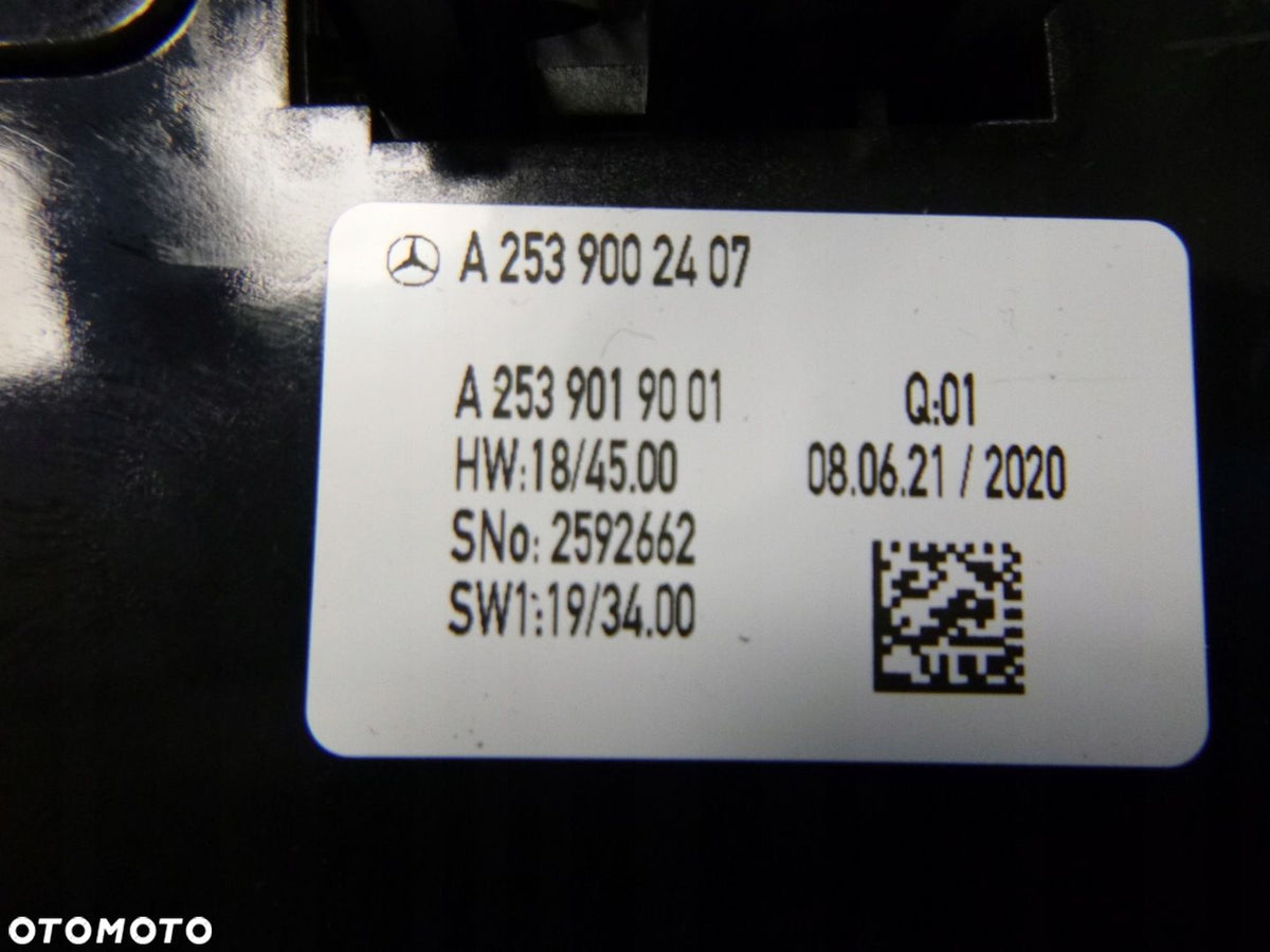 Mercedes-mærkat A2539002407 og A2539019001 på den konkrete touchpad