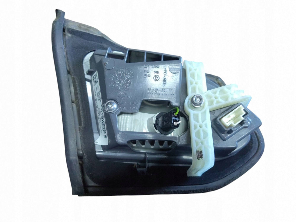 Mercedes S205 A2059065600 – bagside med pæreholder, monteringsbøjle og stik