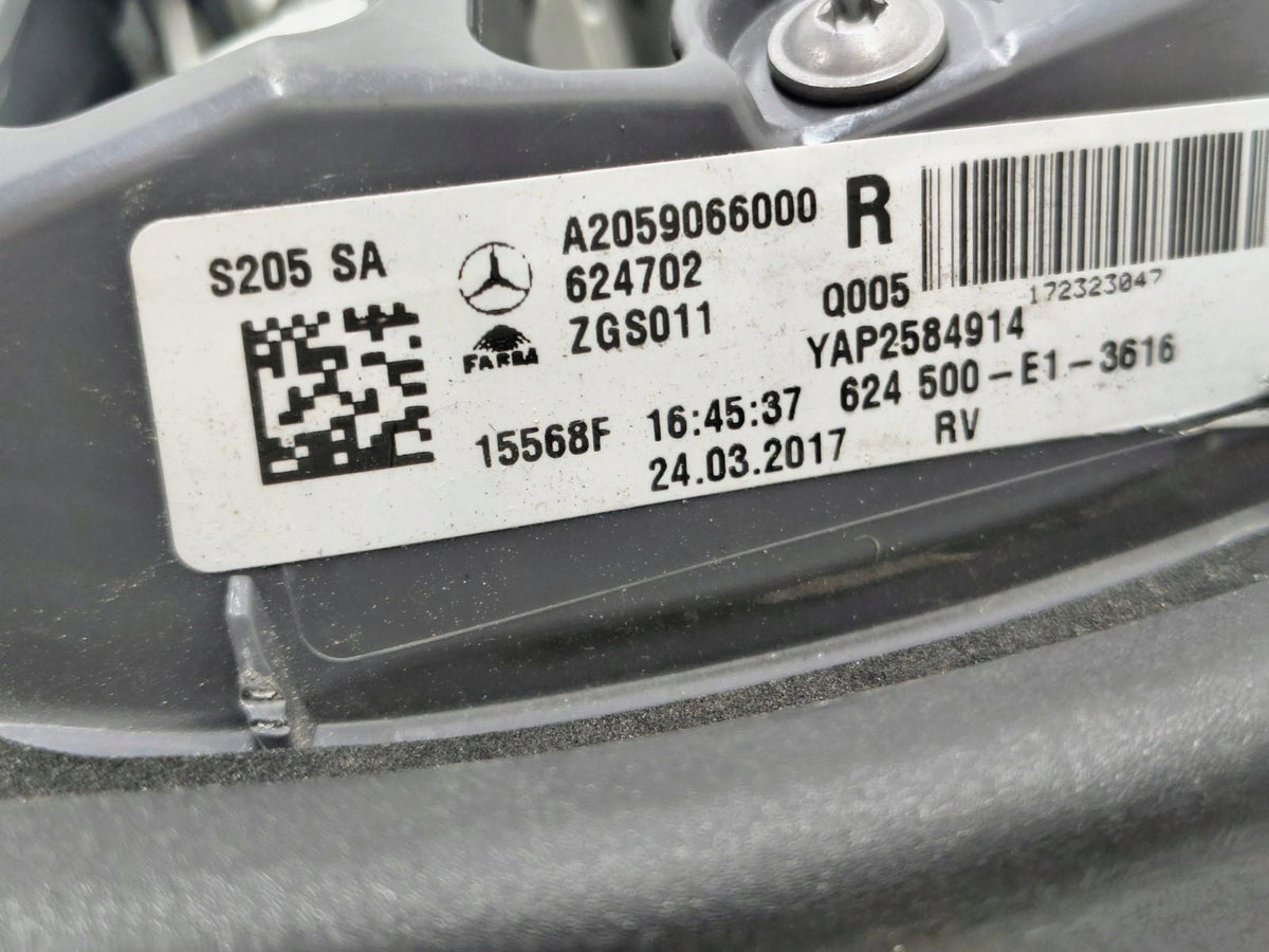 Original Mercedes-mærkat A2059066000 på S205 højre indre LED-baglygte