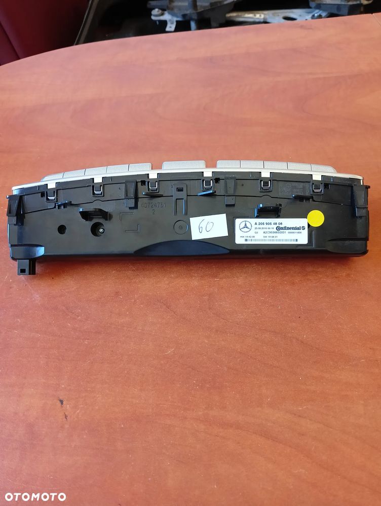Mercedes W205 klimapanel A2059054806 – original Mercedes-mærkat