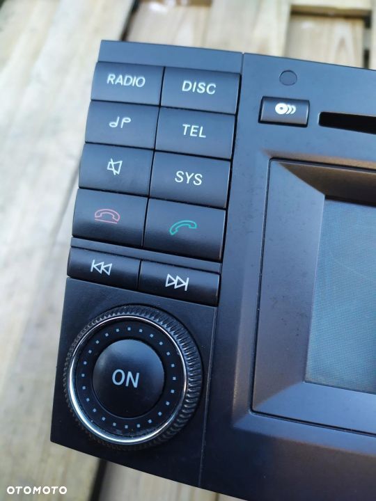Venstre knapper og drejeknap på brugt Mercedes W211 radio