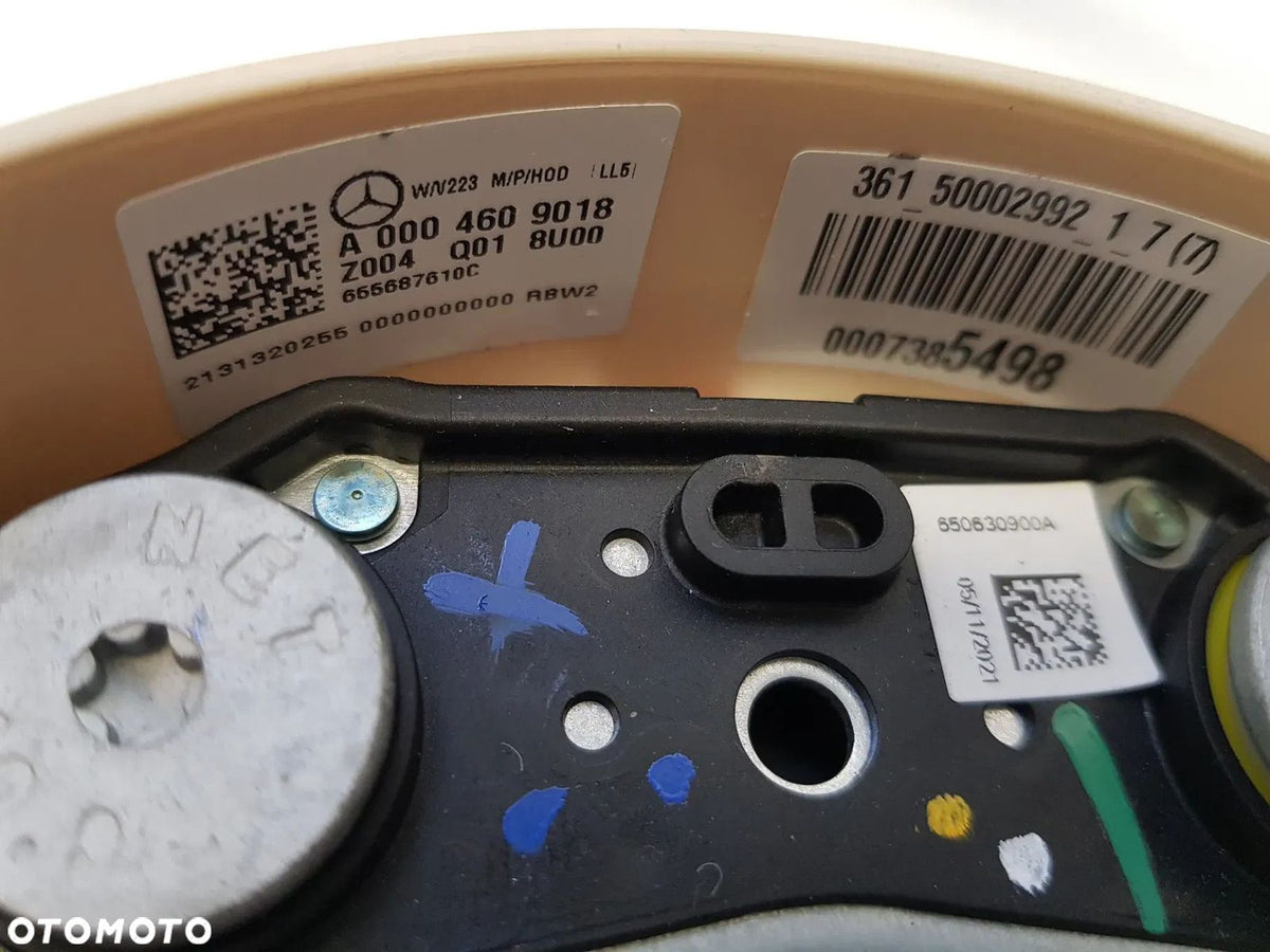 Mercedes-Benz-mærkat A0004609018 Z004 Q01 8U00 på den konkrete del