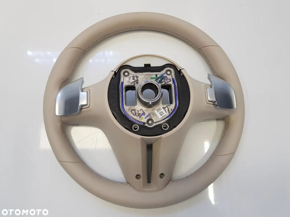 Ecru Mercedes-rat – bagside og begge gearskiftepadler