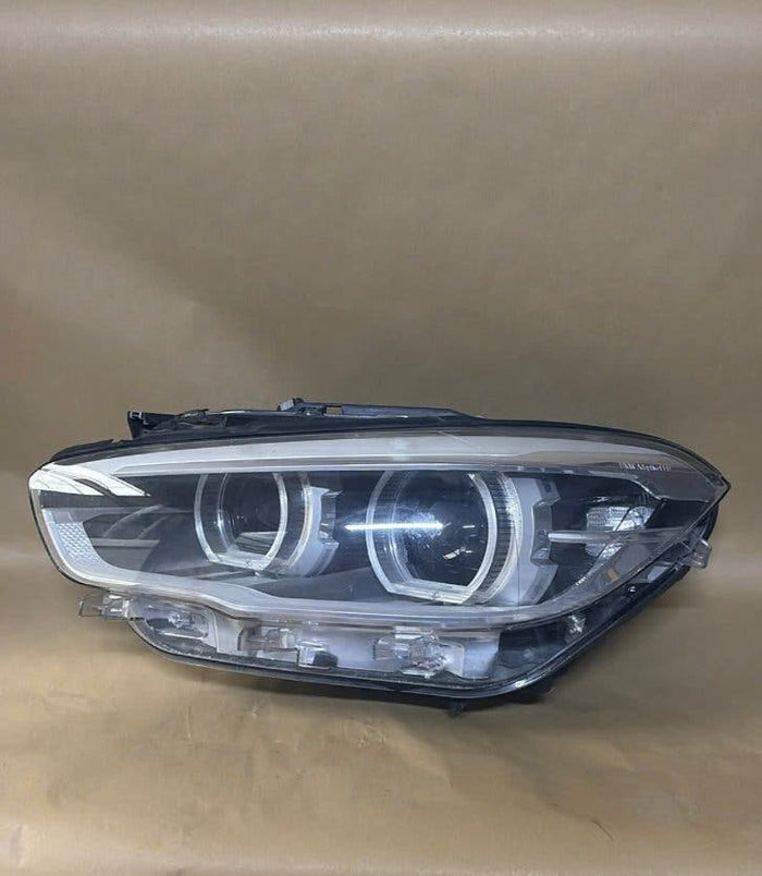 BMW F20/F21 LCI – venstre Adaptive LED-forlygte EU, 7492941-01, med glasskade