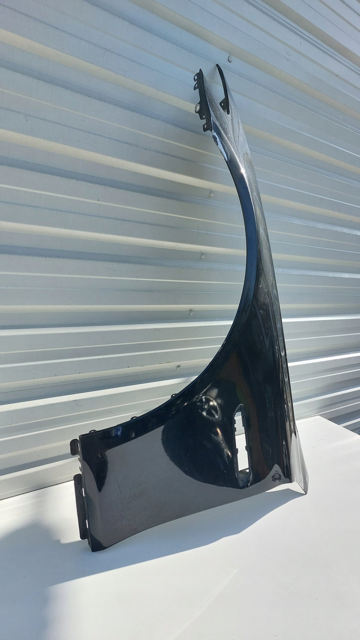 BMW F10/F11 venstre forskærm – EU, mørk lak, til istandsættelse og lakering – brugt – anden vinkel/inderside
