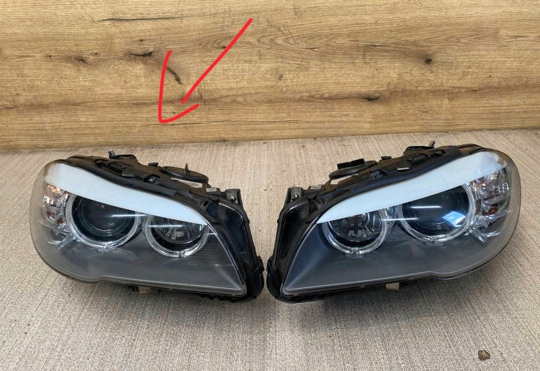 BMW F10/F11 før facelift – højre H7-forlygte EU – brugt Hella – detalje 1 – pil markerer enheden, kun én lygte medfølger