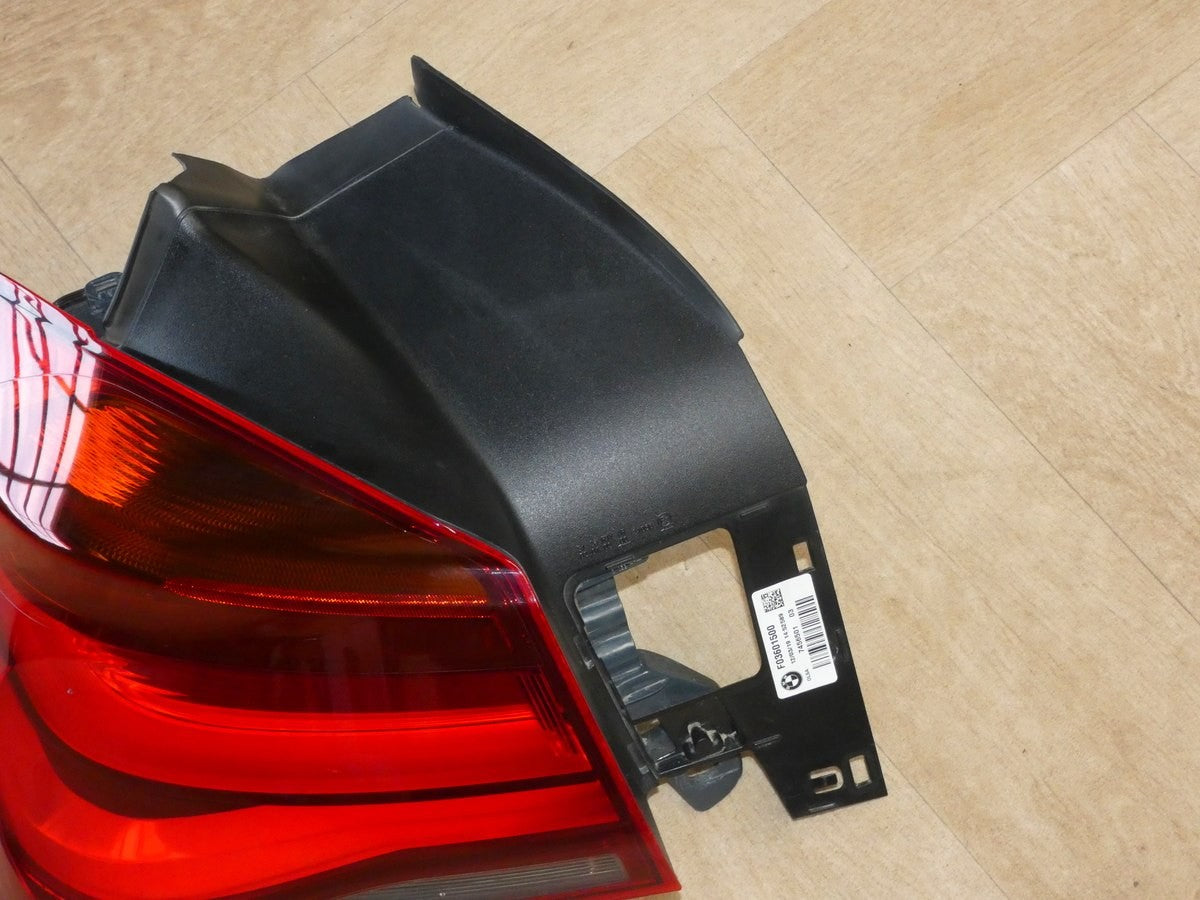 BMW F20/F21 LCI Blackline – venstre udvendig LED-baglygte, 7456501-03 – originalfoto 2: faktisk stand og OEM-mærkning bevaret