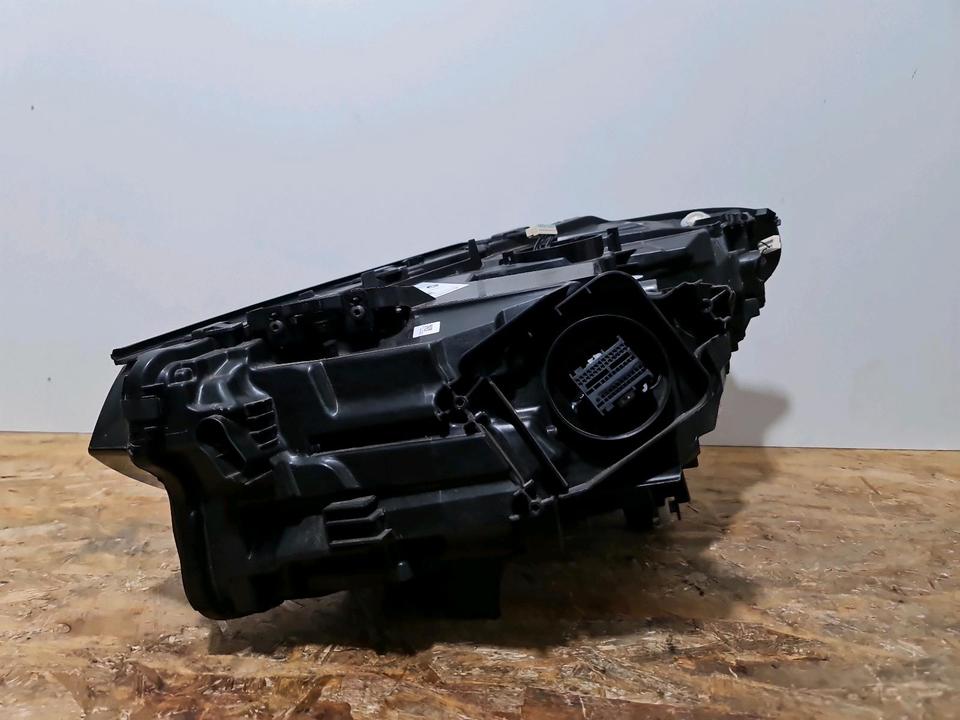 BMW X3 G01/X4 G02 LCI – højre LED-forlygte 5A29202, knækket beslag – den konkrete del, foto 2