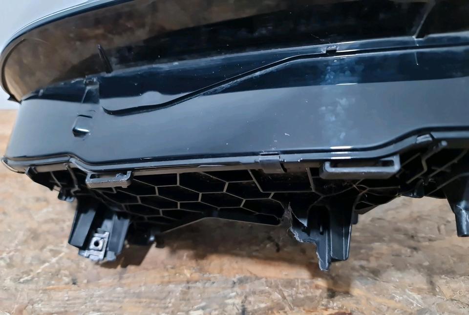 BMW X3 G01/X4 G02 LCI – højre LED-forlygte 5A29202, knækket beslag – den konkrete del, foto 4