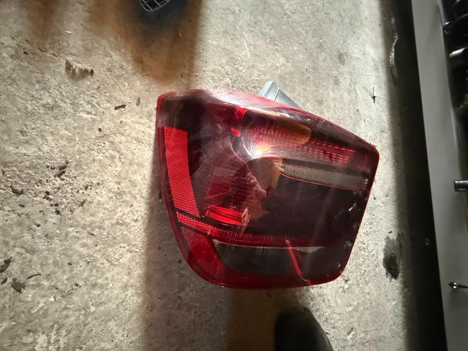 BMW F20/F21 før LCI – venstre Blackline LED-baglygte EU, 2225427-01 – originalfoto 2: faktisk stand og OEM-mærkning bevaret