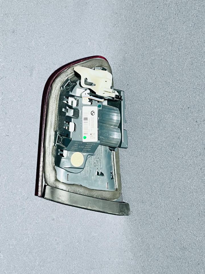 BMW F20/F21 LCI Blackline – venstre indvendig bagklaplygte, 7456503-01 – originalfoto 3: faktisk stand og OEM-mærkning bevaret
