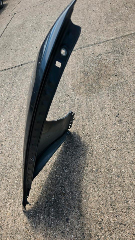 BMW F20/F21 – blå venstre forskærm med monteringsflanger, til lakering – originalfoto 3, faktisk stand bevaret
