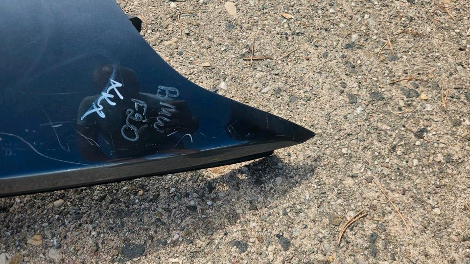 BMW F20/F21 – blå venstre forskærm med monteringsflanger, til lakering – originalfoto 5, faktisk stand bevaret