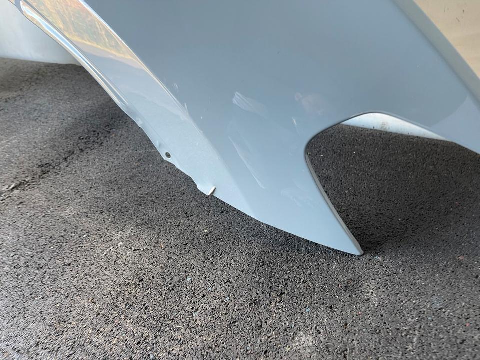 BMW X3 G01/X4 G02 – højre forskærm, grå reparationsdel med revnet kant – foto 4