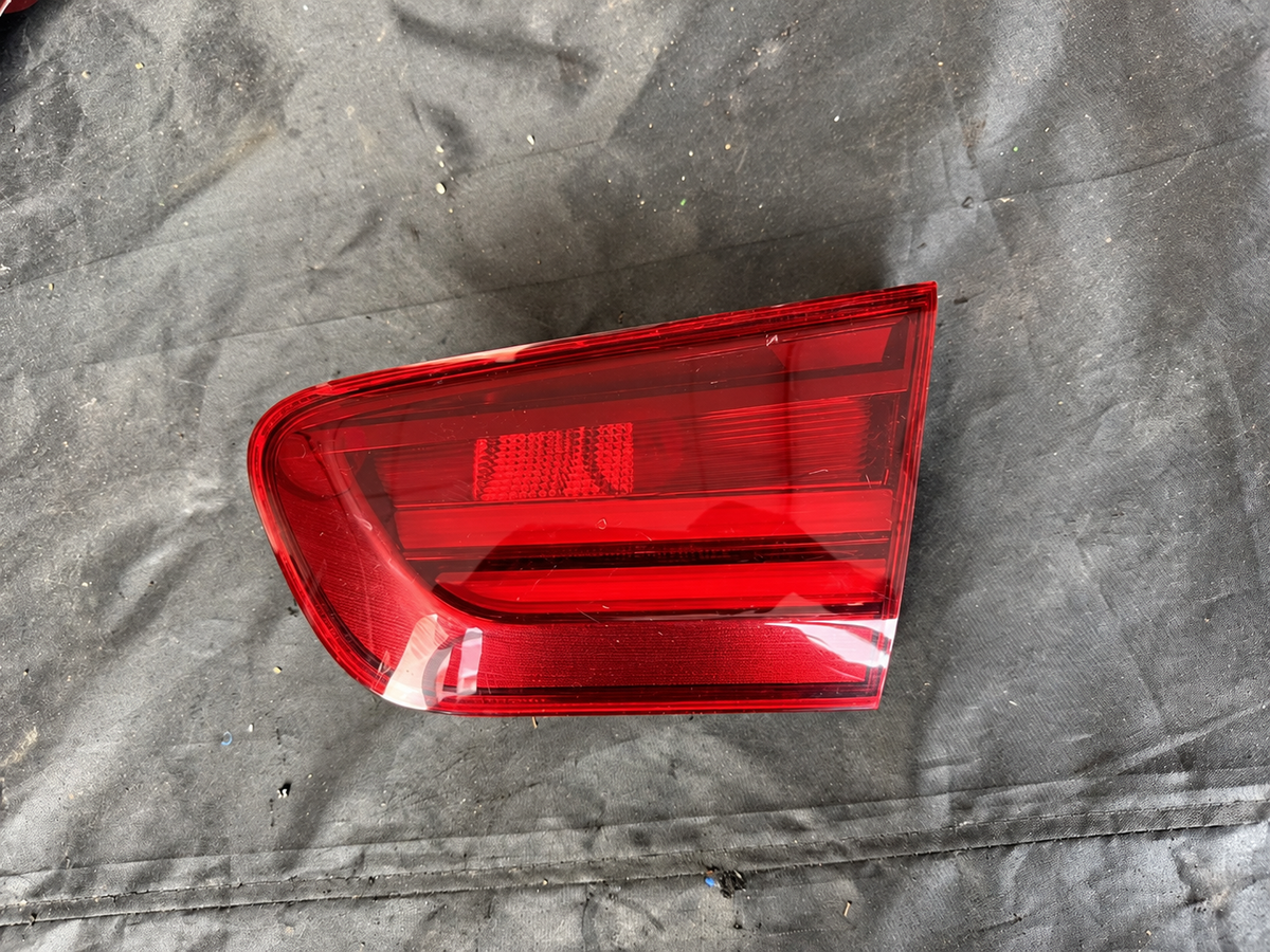 BMW F20/F21 LCI Blackline – højre indvendig bagklaplygte, 7456504-01