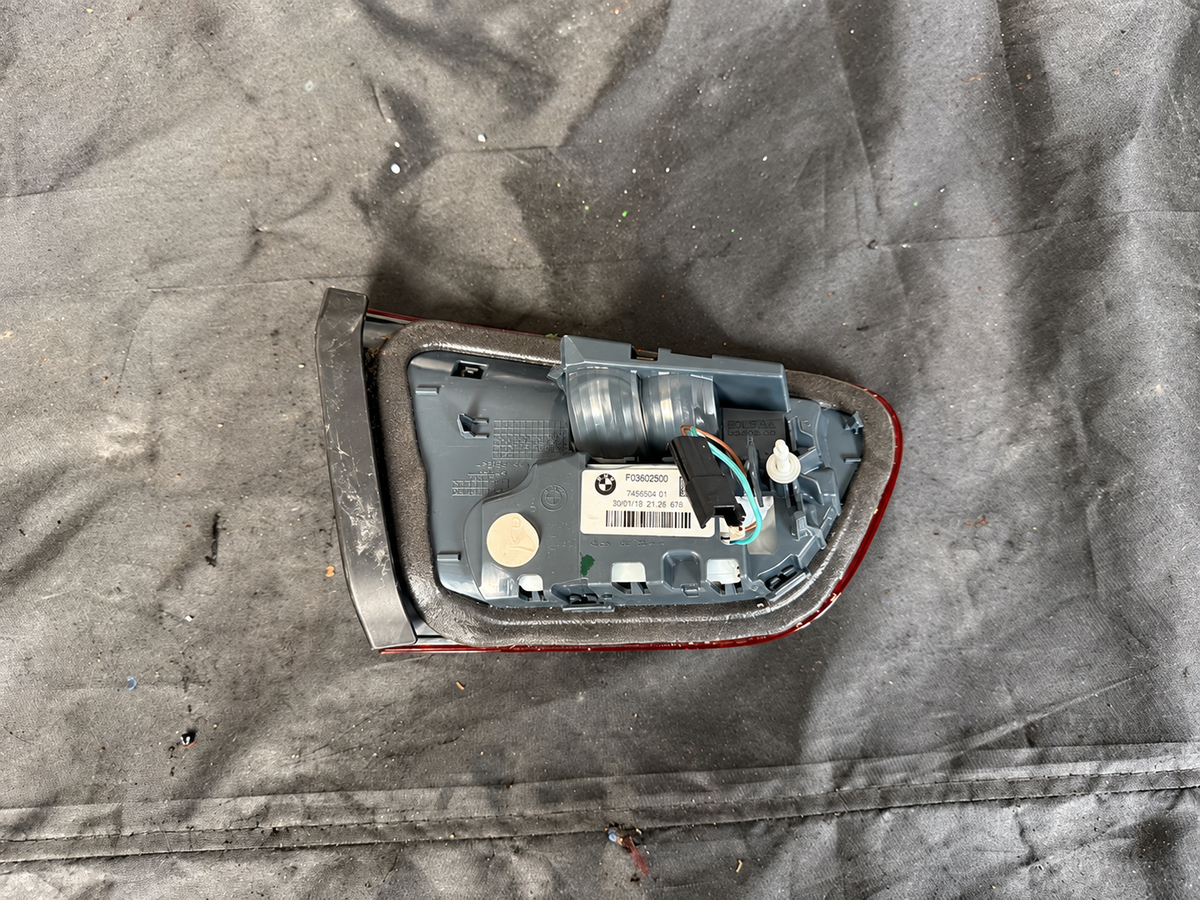 BMW F20/F21 LCI Blackline – højre indvendig bagklaplygte, 7456504-01 – konkret brugt del, foto 2