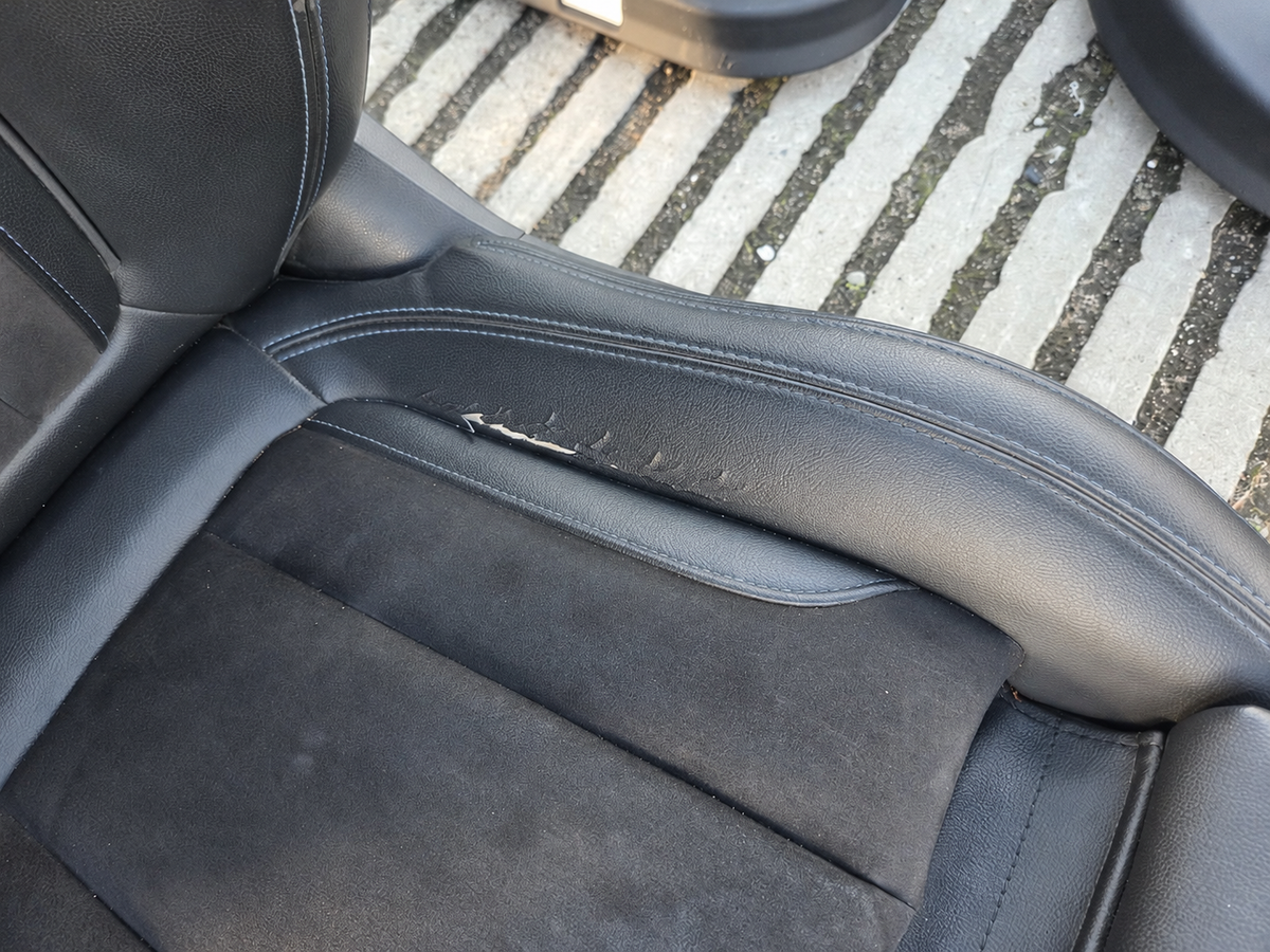 BMW G20 Sedan – sportskabine med el, memory og annonceret varme, brugt – slidt og afskallet sidestøtte