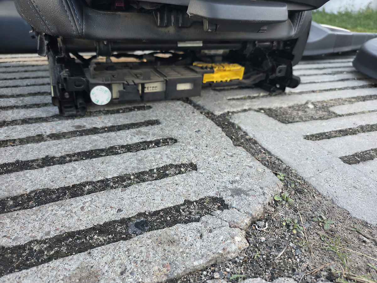 BMW G20 Sedan – sportskabine med el, memory og annonceret varme, brugt – underside med modul