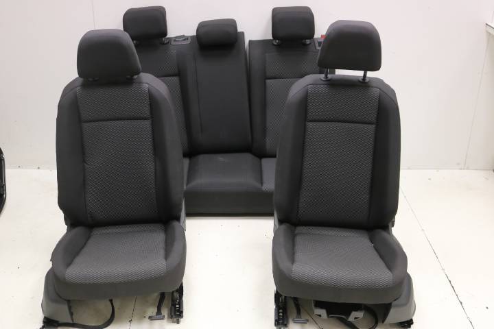 VW T-Roc sædesæt med varme – mørkt stof, 52.696 km – originalfoto af den konkrete del