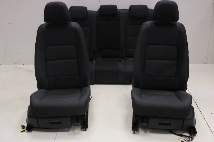 VW Golf Sportsvan sædesæt med varme – sort stof, 104.699 km – originalfoto af den konkrete del