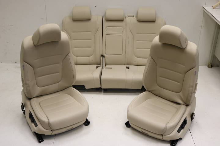 VW Touareg 7P sædesæt – beige perforeret læder, el og varme, USA – originalfoto af den konkrete del