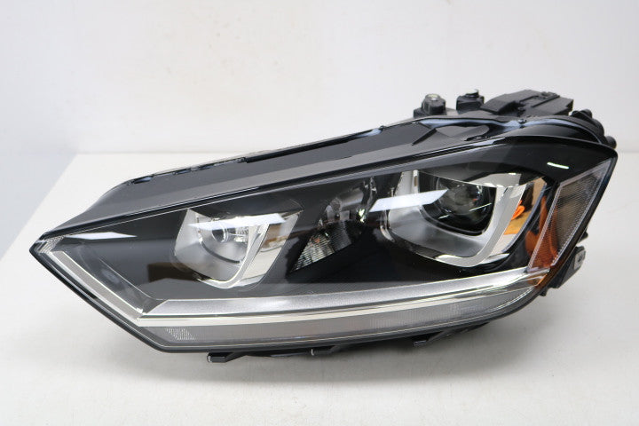 VW Golf Sportsvan venstre xenonforlygte 517941031B – ny med ridse – originalt foto af den konkrete del