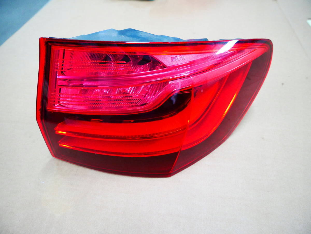 BMW F11 Touring LCI højre ydre LED-baglygte – EU, 7370346, ridset glas