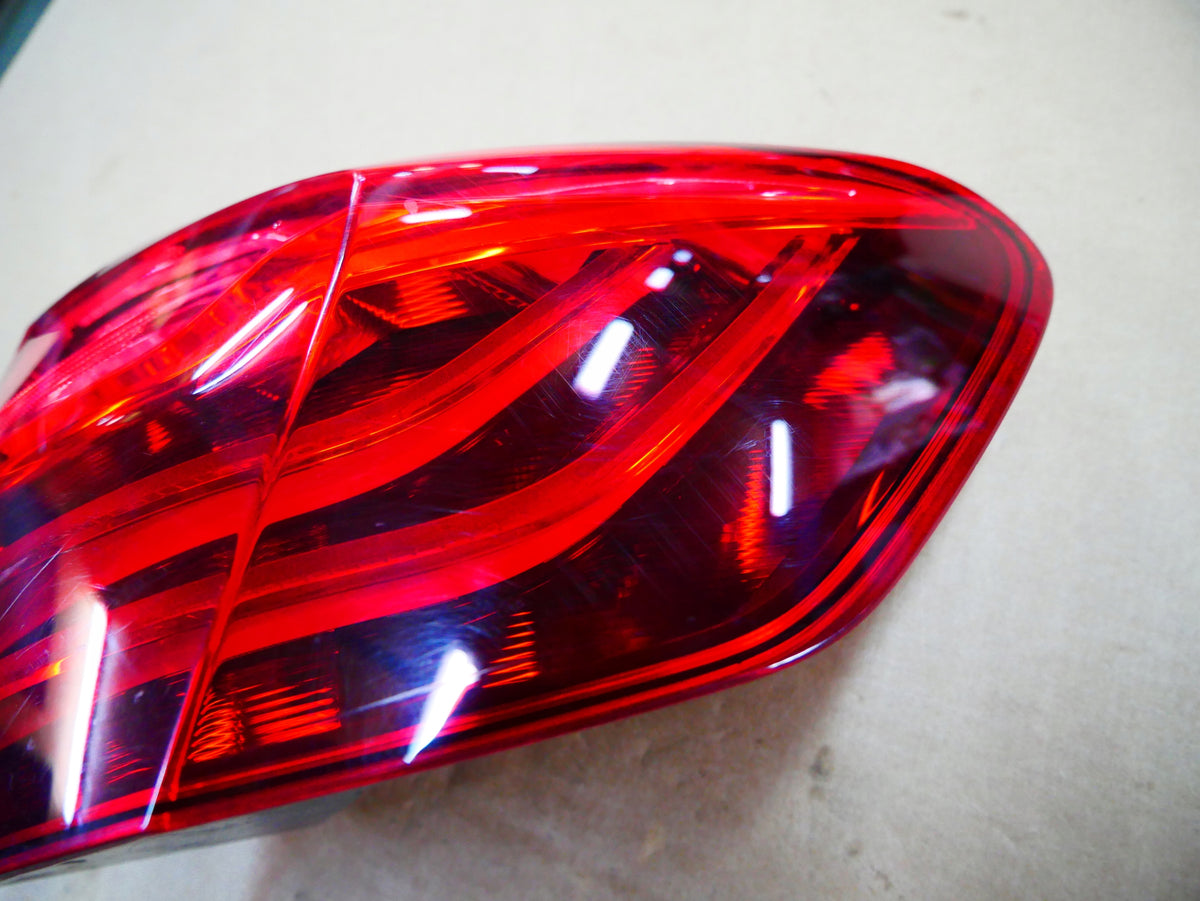 BMW F11 Touring LCI højre ydre LED-baglygte – EU, 7370346, ridset glas – originalfoto 3