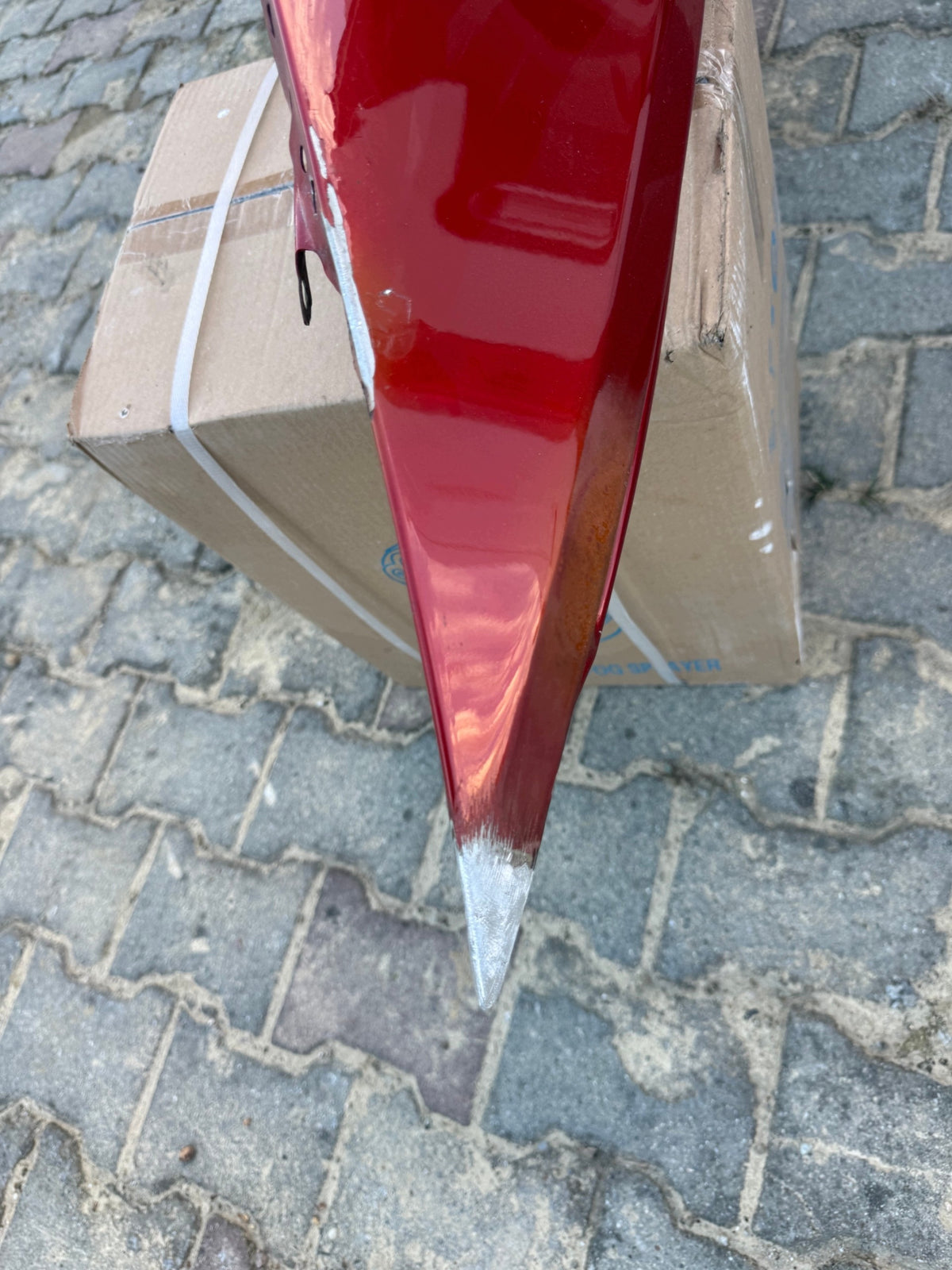 BMW M4 F82 – højre aluminiumforskærm, rød – slebet forkant – foto 2