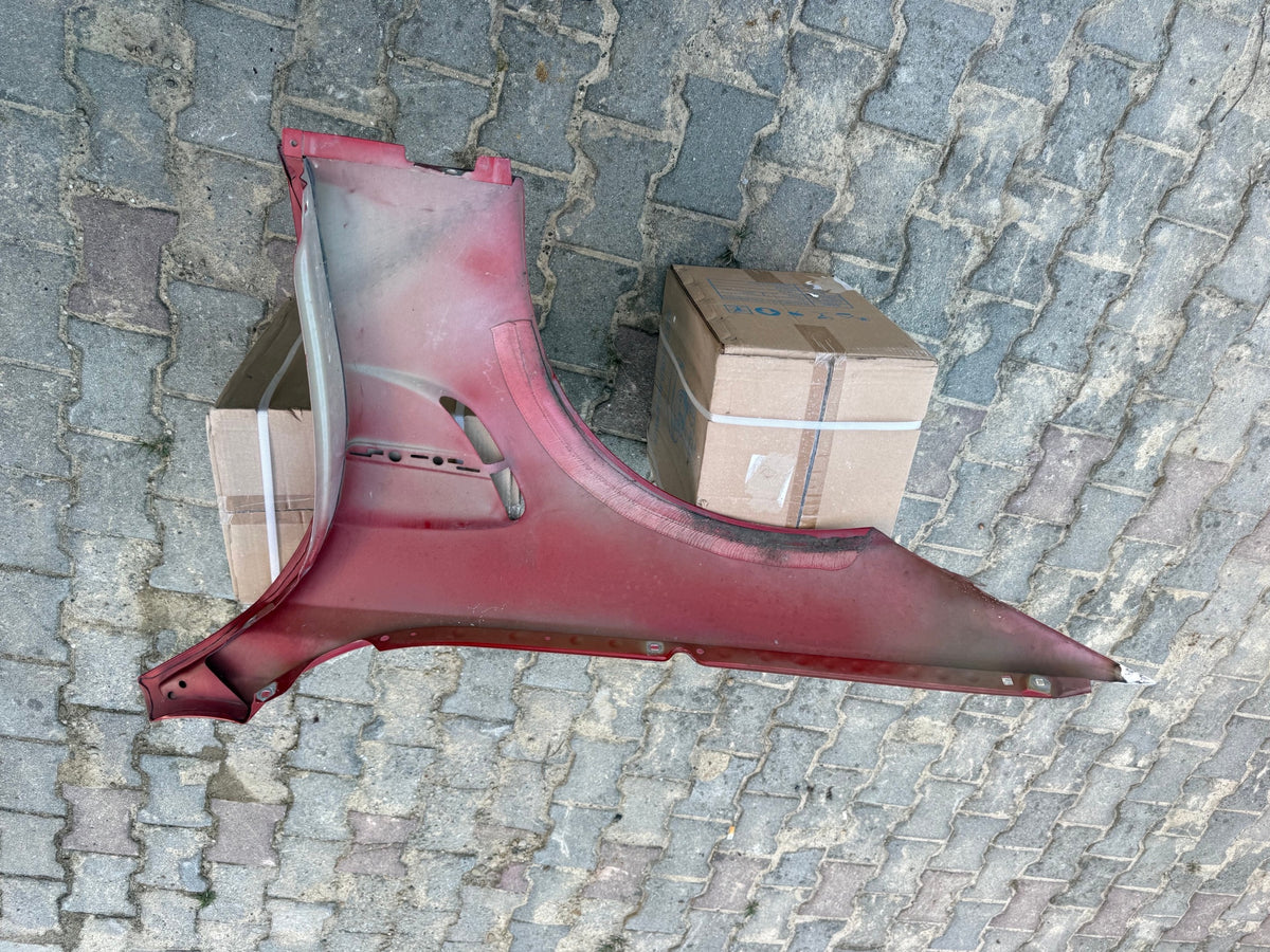 BMW M4 F82 – højre aluminiumforskærm, rød – slebet forkant – foto 3