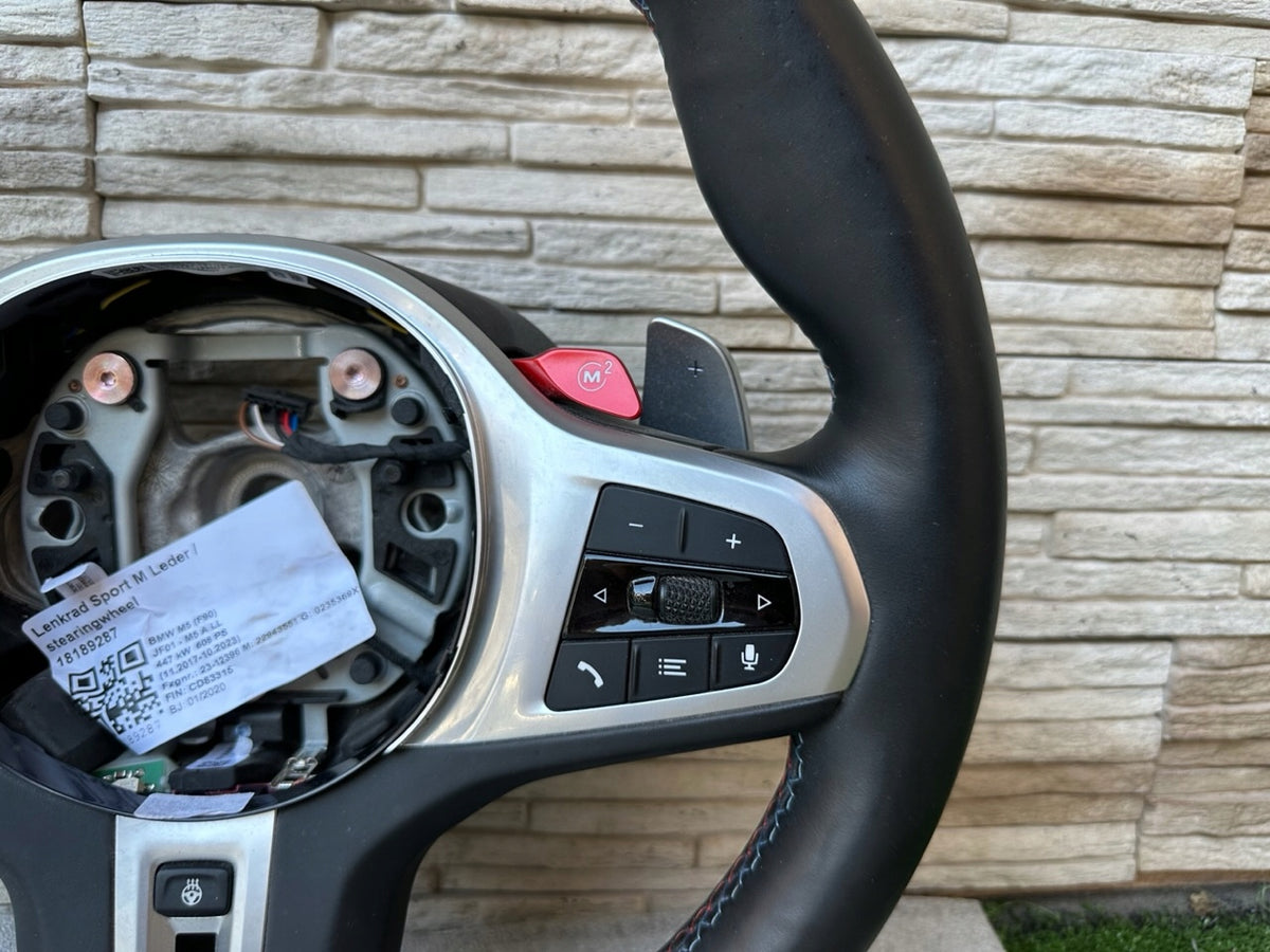 BMW M5 F90 – M-læderrat med varme, M1/M2 og skiftepaler – uden airbag – foto 2, konkret brugt del; stand og mærkninger bevaret