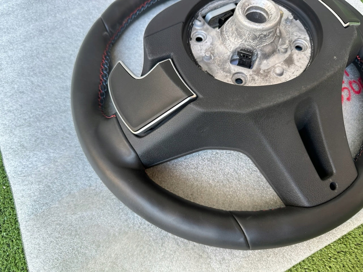 BMW M5 F90 – M-læderrat med varme, M1/M2 og skiftepaler – uden airbag – foto 4, konkret brugt del; stand og mærkninger bevaret