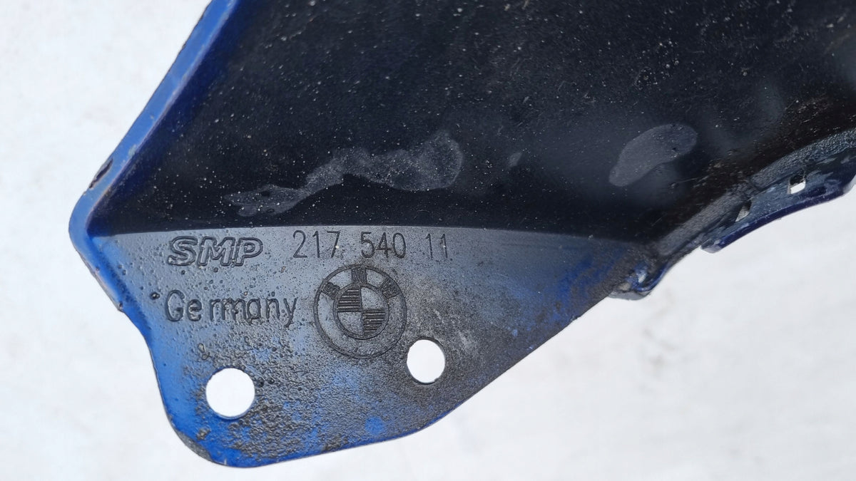 BMW M5 F90 – bagkofanger før LCI, repareret, med blå indsats – foto 5, konkret brugt del; stand og mærkninger bevaret