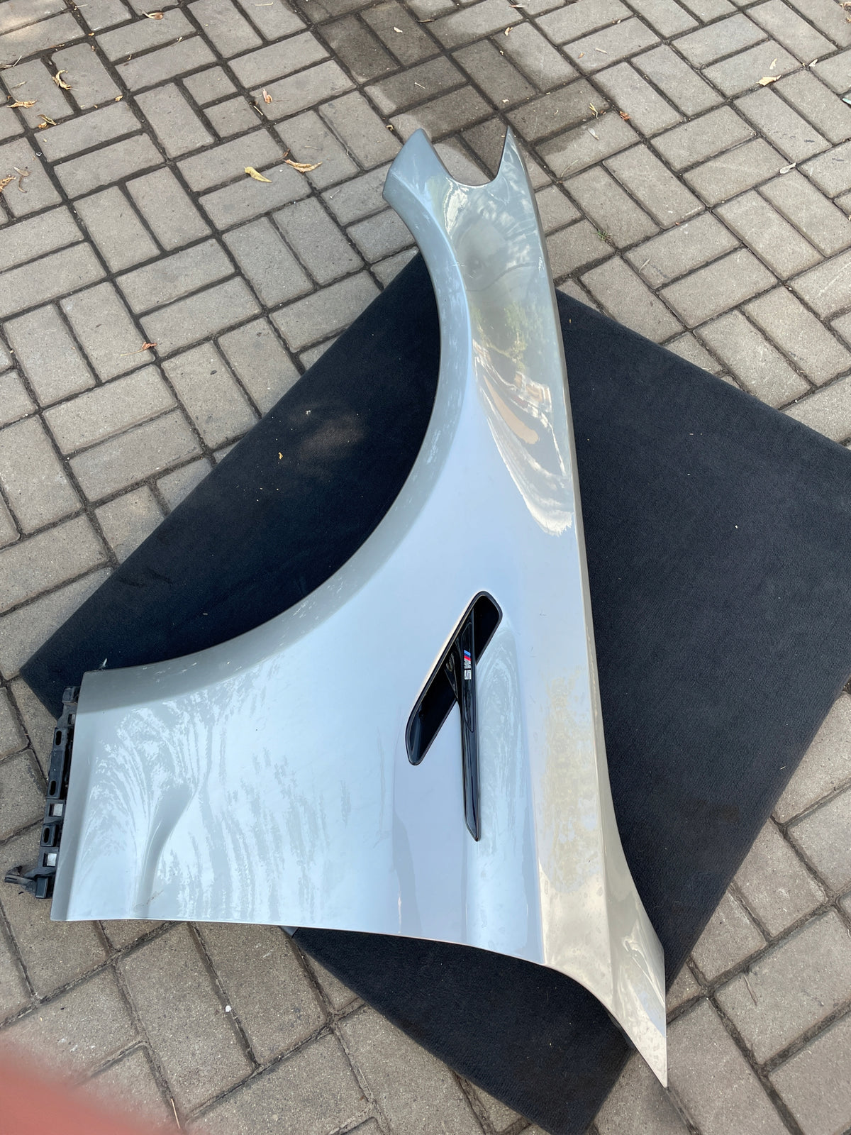 BMW M5 F90 – venstre forskærm, C28, med M5-sidegitter