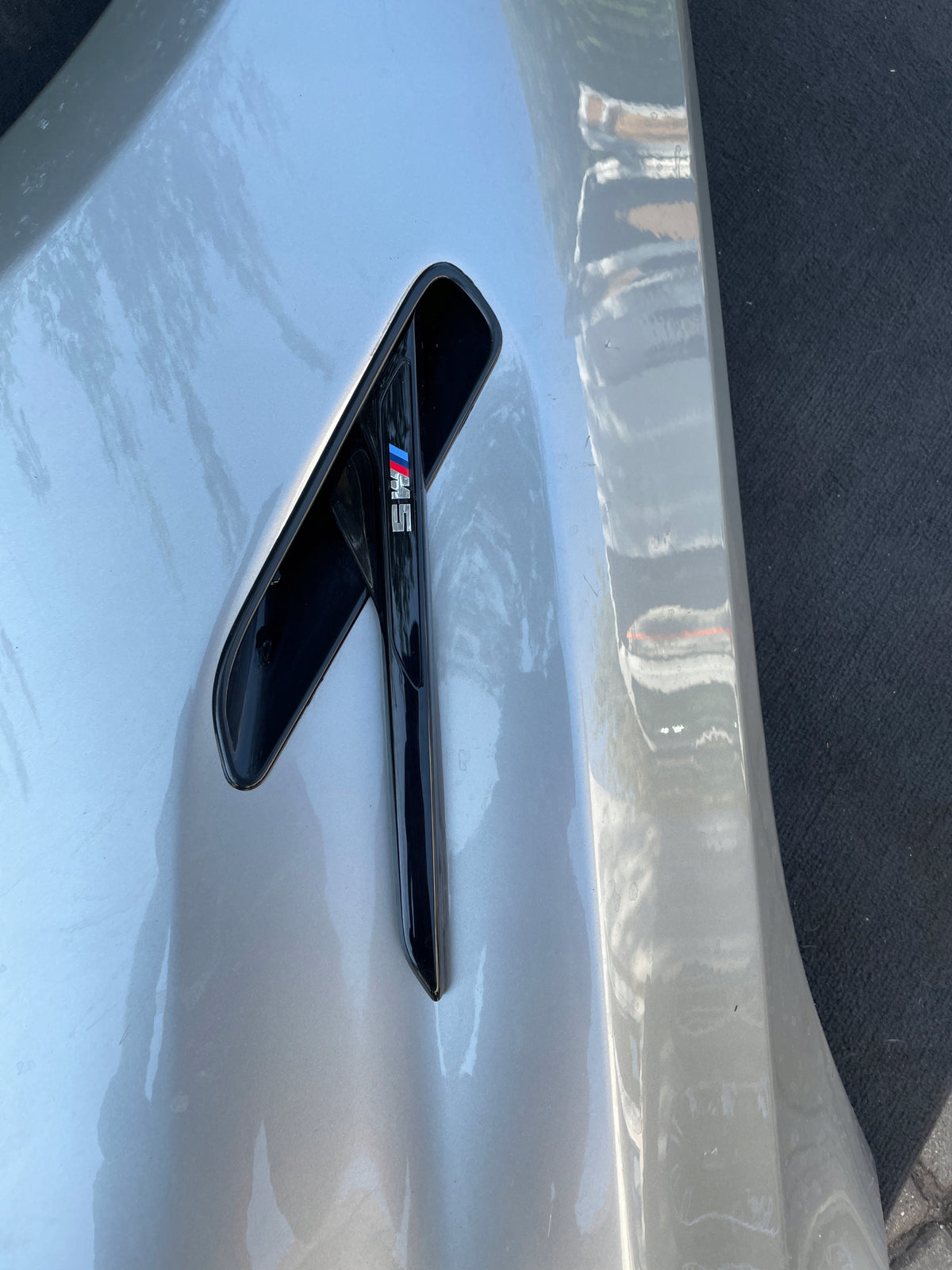 BMW M5 F90 – venstre forskærm, C28, med M5-sidegitter – foto 3, konkret brugt del; stand og mærkninger bevaret