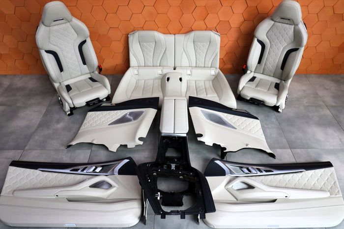 BMW M8 F91 Cabrio – ZBEI Ivory White Merino-interiør – uden airbags