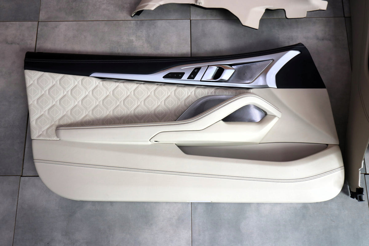 BMW M8 F91 Cabrio – ZBEI Ivory White Merino-interiør – uden airbags – foto 2