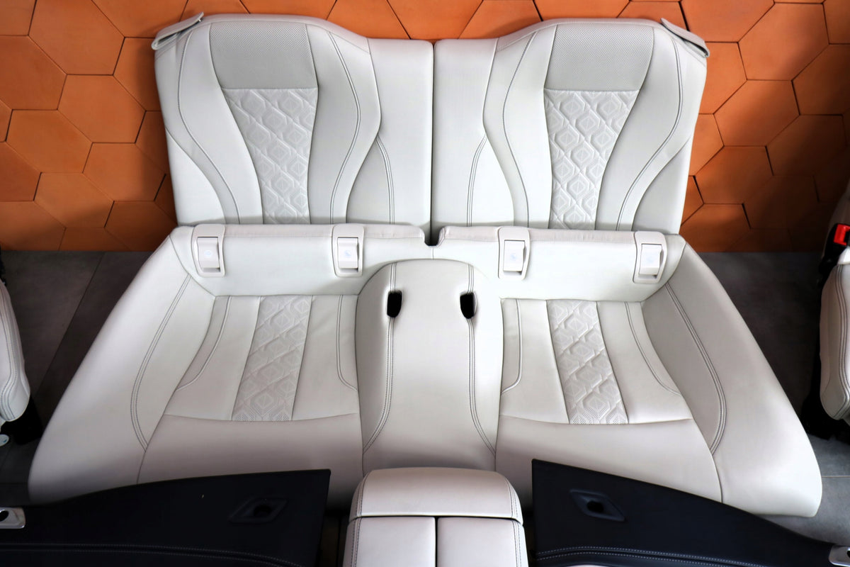 BMW M8 F91 Cabrio – ZBEI Ivory White Merino-interiør – uden airbags – foto 4