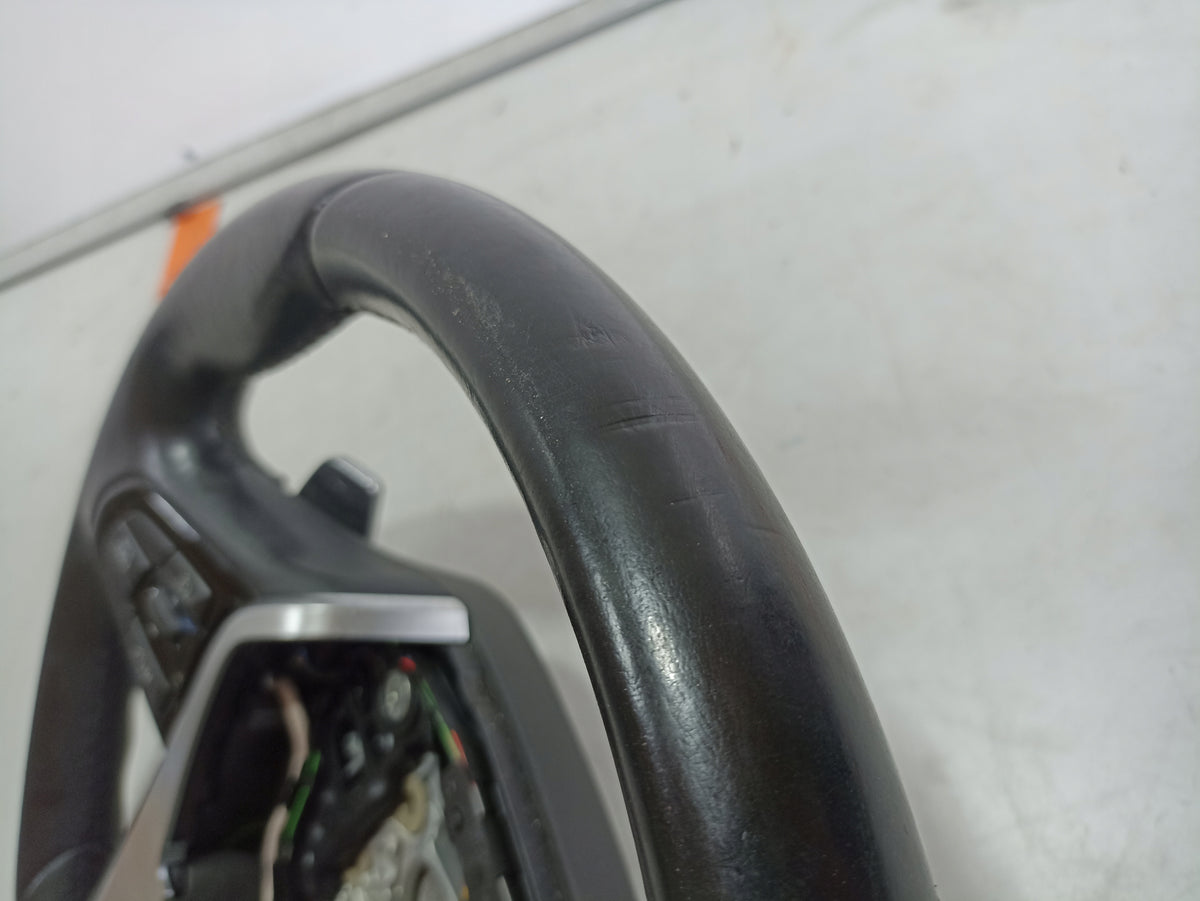 BMW G30/G31 sportsrat med skiftepaler og LIM – uden airbag, brugsspor – Ridser og slid i læderet