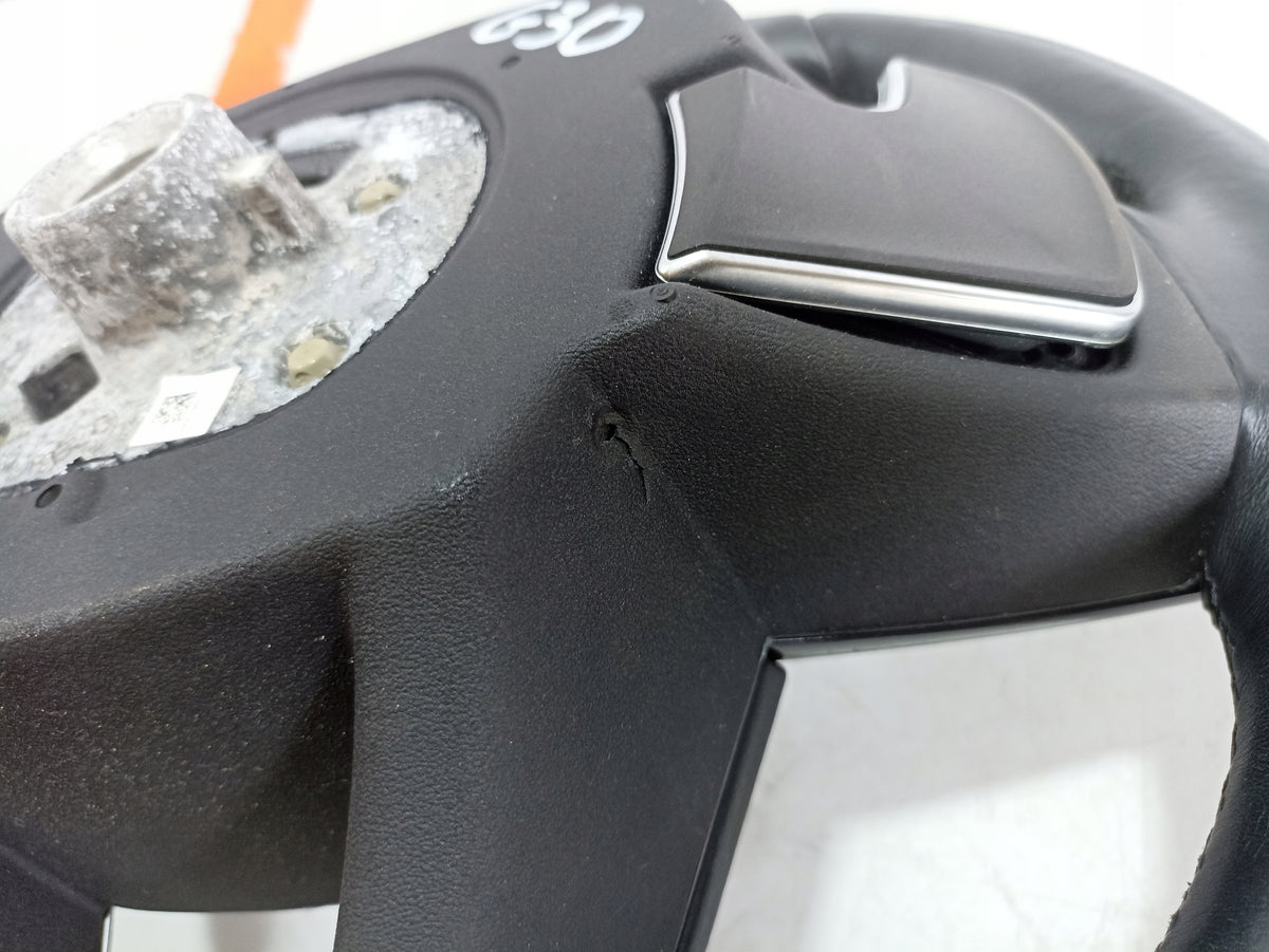 BMW G30/G31 sportsrat med skiftepaler og LIM – uden airbag, brugsspor – Revne ved modsat åbning i bagbeklædningen